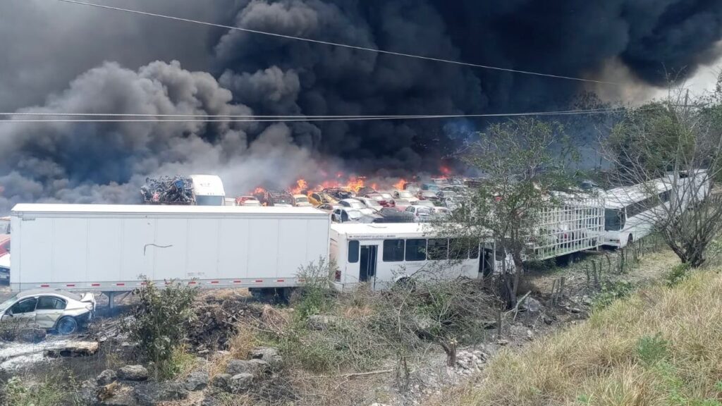 Sofocado incendio en corralón 02