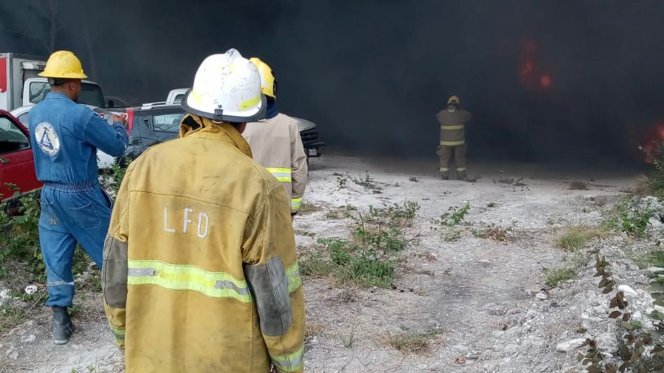 Sofocado incendio en corralón 03