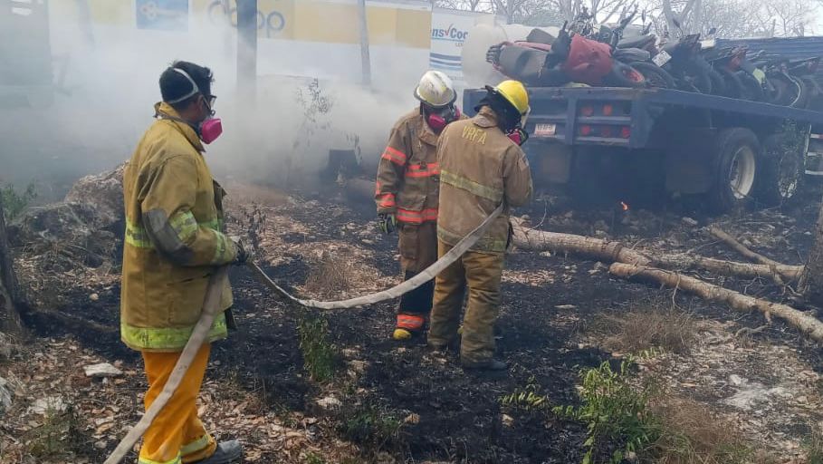 Sofocado incendio en corralón 05