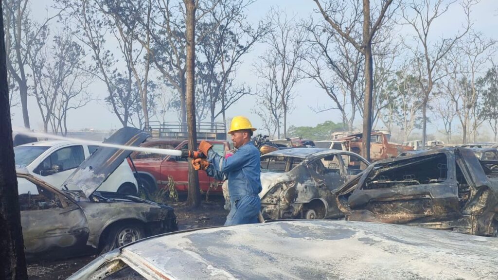 Sofocado incendio en corralón 07