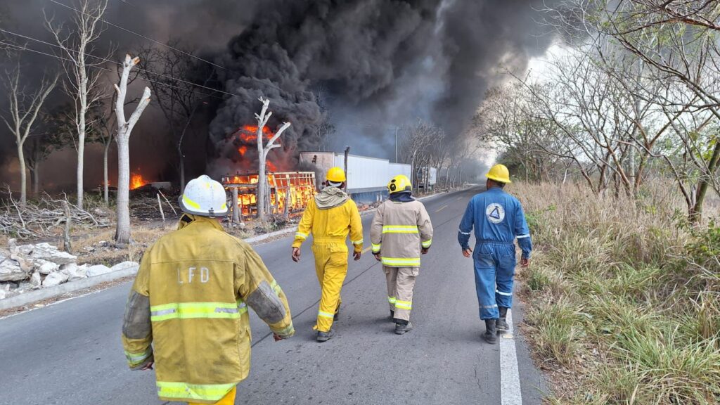 Sofocado incendio en corralón 12