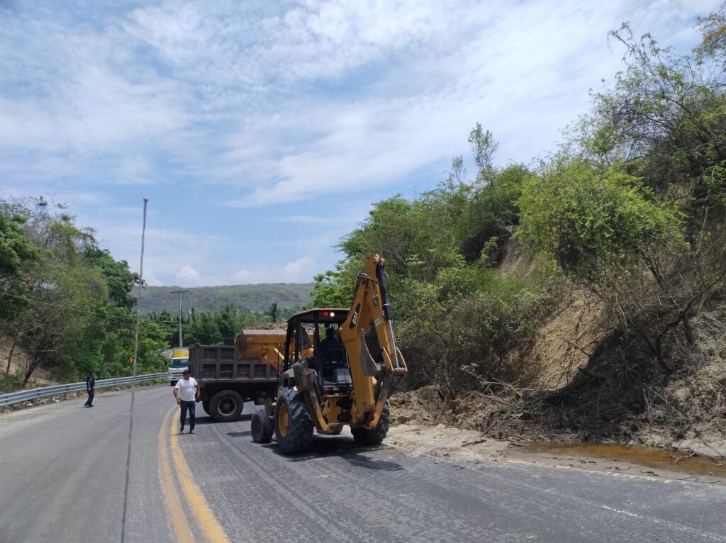 EZ atiende caminos afectados por lluvias 02