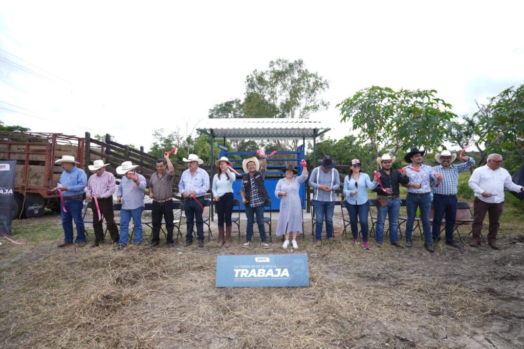 Entrega Ayuntamiento báscula a Asociación Ganadera Local de Emiliano Zapata